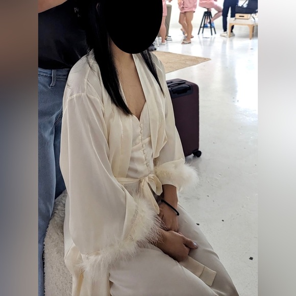 White cream bridal robe with fuzzy sleeve trim size M - Picture 4 of 14